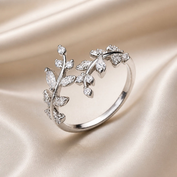 Anillo de Vid en Oro Blanco con Zirconia