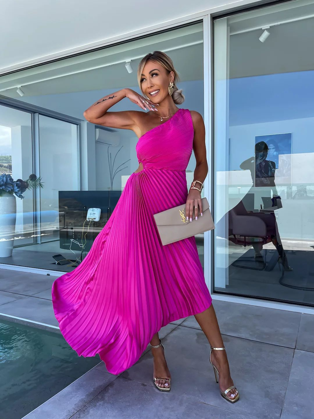 ELLA | Vestido midi con pliegues y un hombro