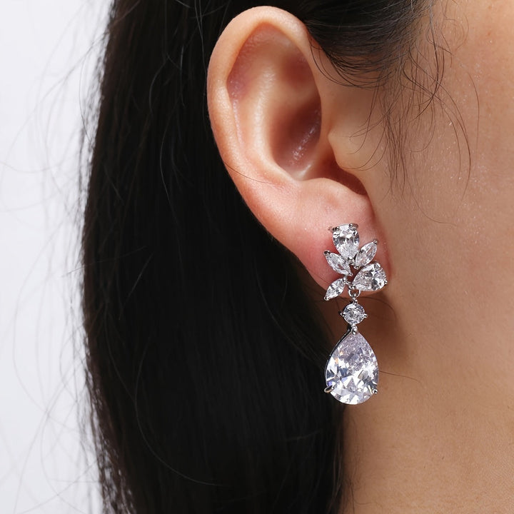Pendientes en forma de gota con flores de oro blanco