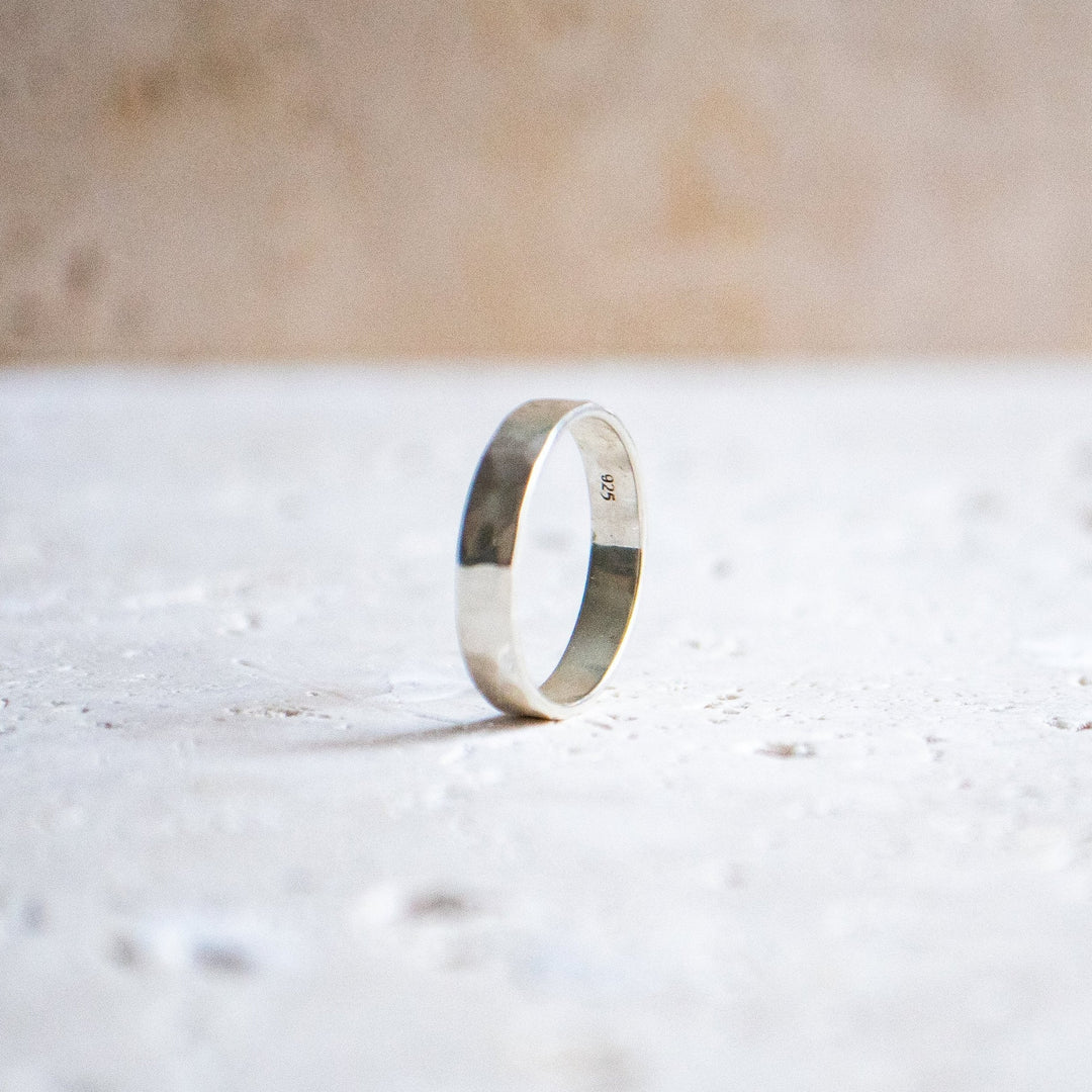Anillo martillado de plata esterlina 925 hecho a mano