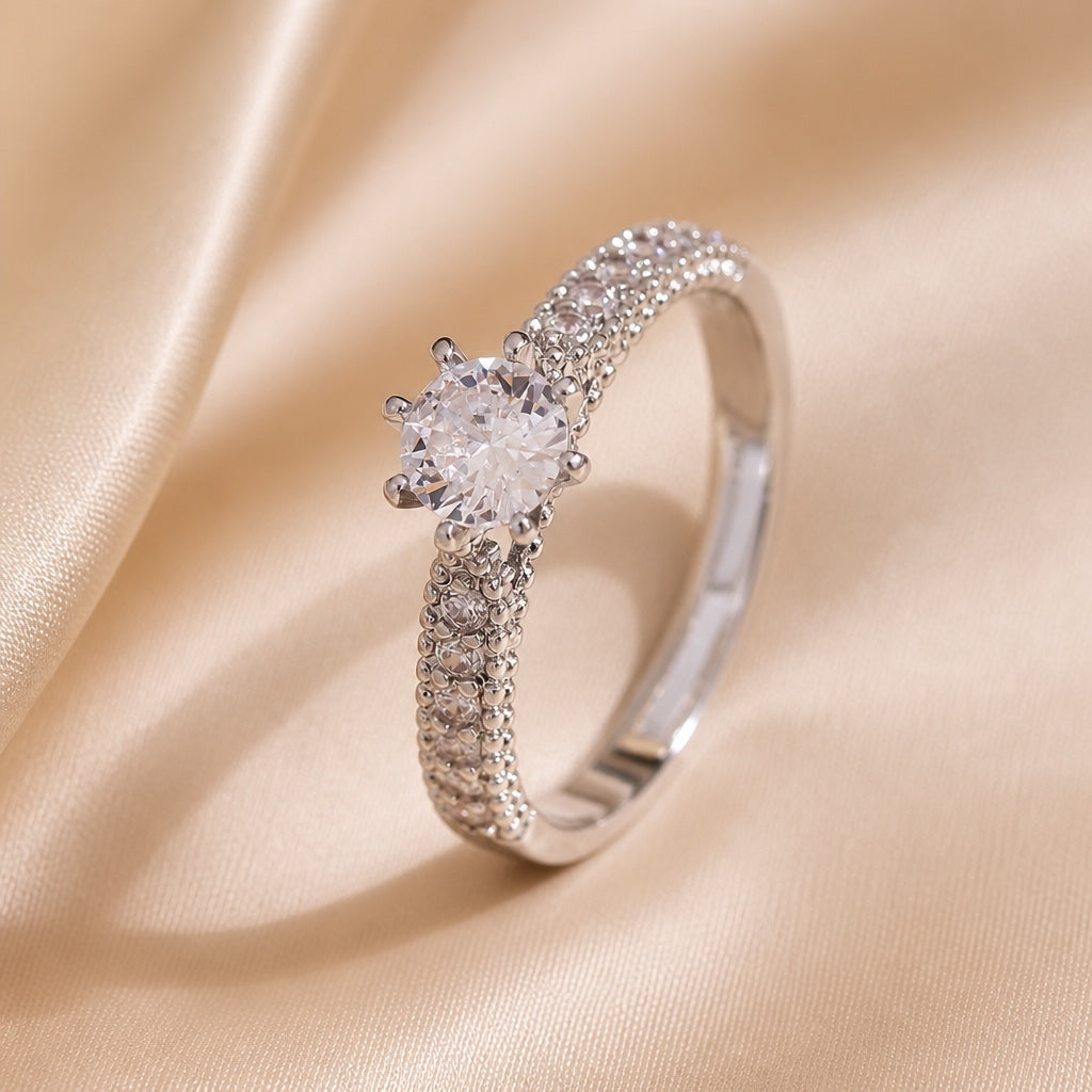 Anillo esencial de oro blanco con zirconia incrustada