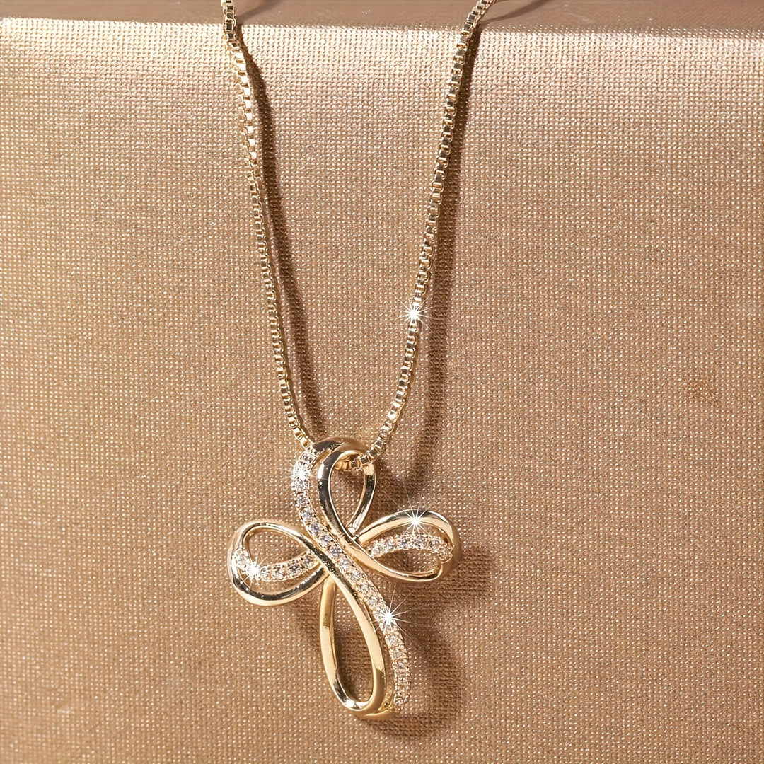 Collar de oro blanco con colgante de cruz entrelazada