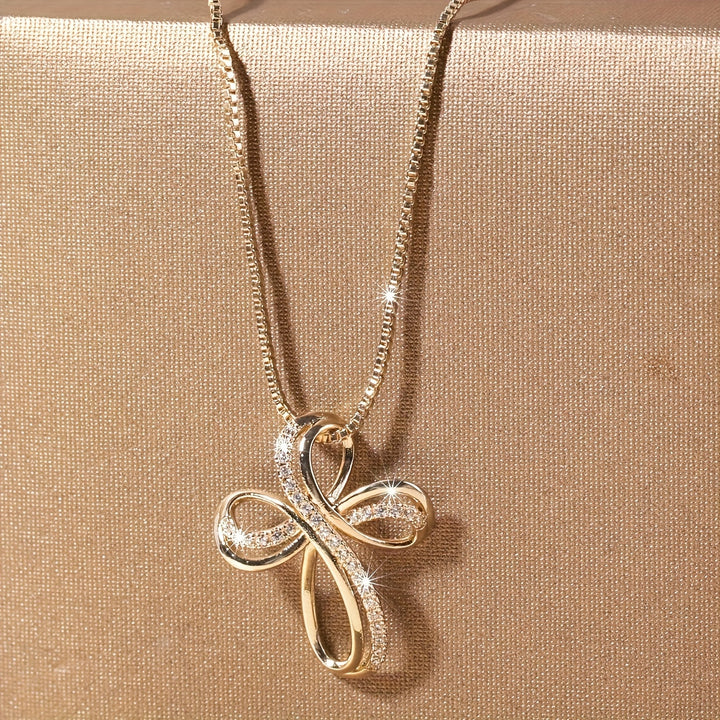 Collar de oro blanco con colgante de cruz entrelazada