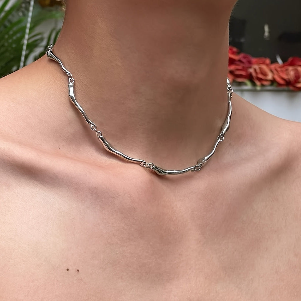Collar de oro blanco con diseño de olas entrelazadas