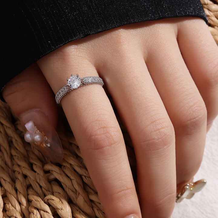 Anillo esencial de oro blanco con zirconia incrustada