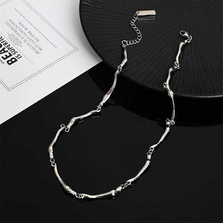 Collar de oro blanco con diseño de olas entrelazadas