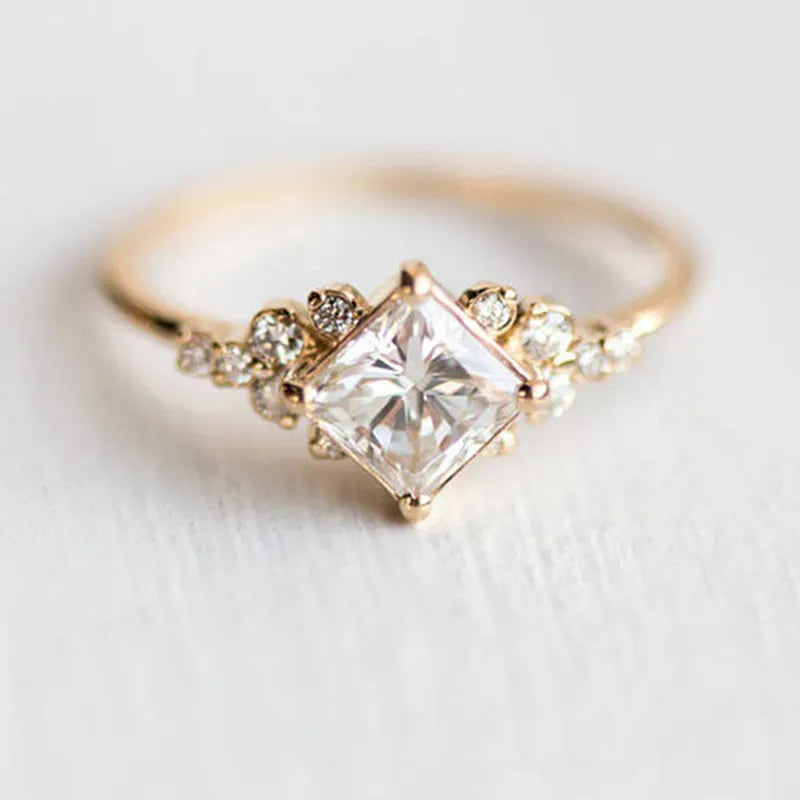 Anillo Solitaire Cuadrado Dorado