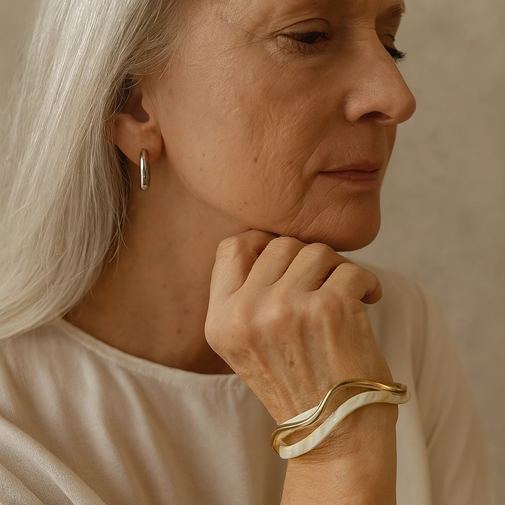Pulsera elegante de ópalo blanco en oro