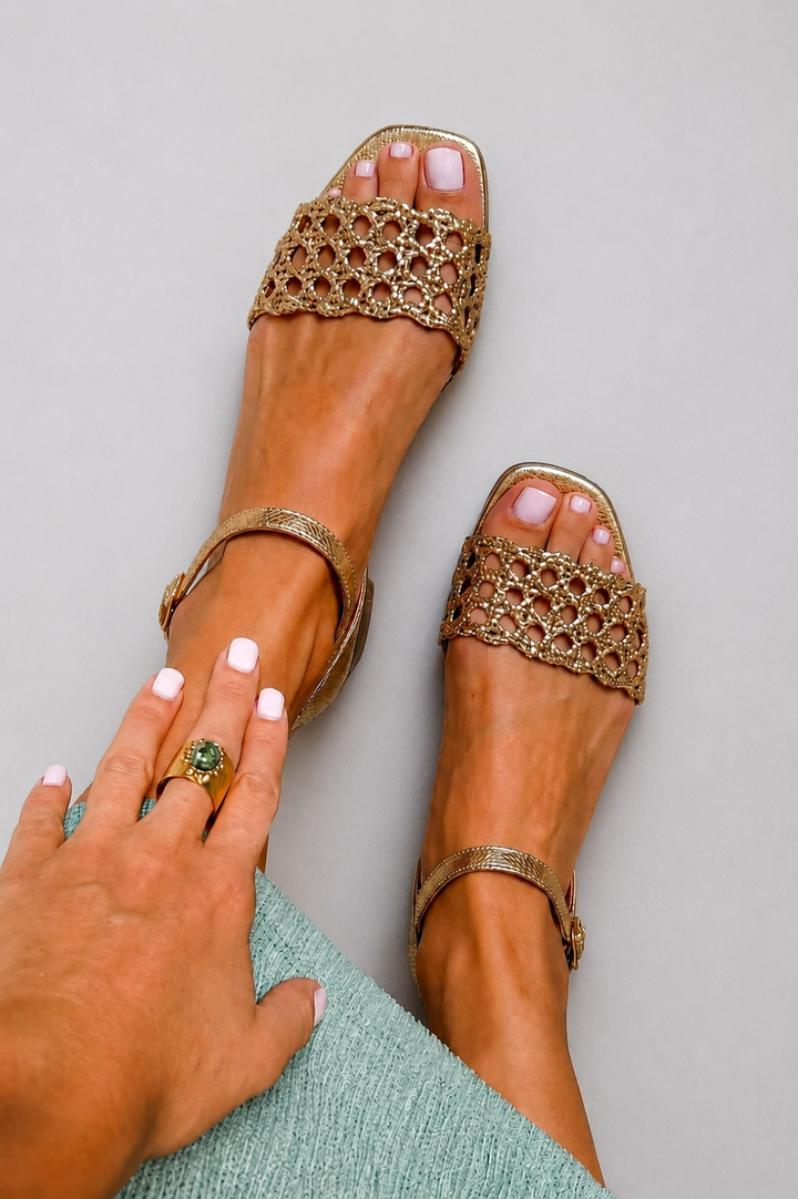 Aurora | Sandalias Doradas para un Verano Encantador
