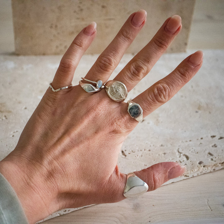 Anillo de piedra de luna fina con piedra ovalada en plata esterlina 925 hecho a mano