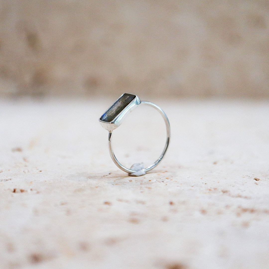 Anillo de labradorita cuadrada en plata de ley 925 azul-verde