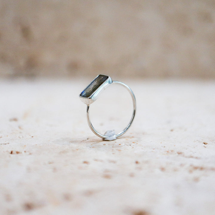 Anillo de labradorita cuadrada en plata de ley 925 azul-verde