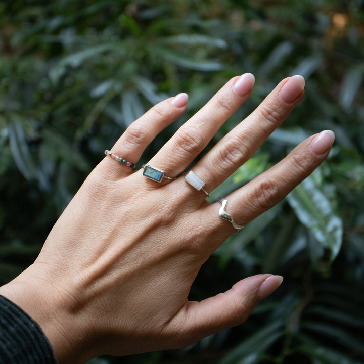 Anillo de labradorita cuadrada en plata de ley 925 azul-verde