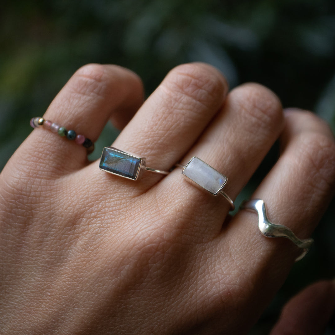 Anillo de labradorita cuadrada en plata de ley 925 azul-verde