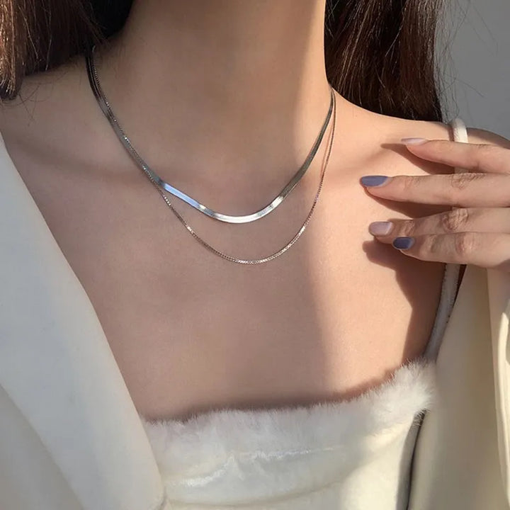 Collar de capas con serpientes en oro blanco