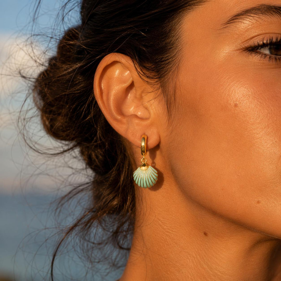 Pendientes Huggie de concha azul azur