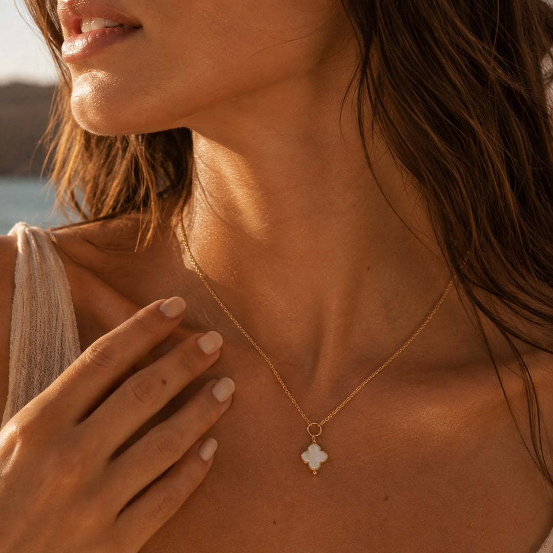 Collar Charm en Hoja de Trébol Celeste