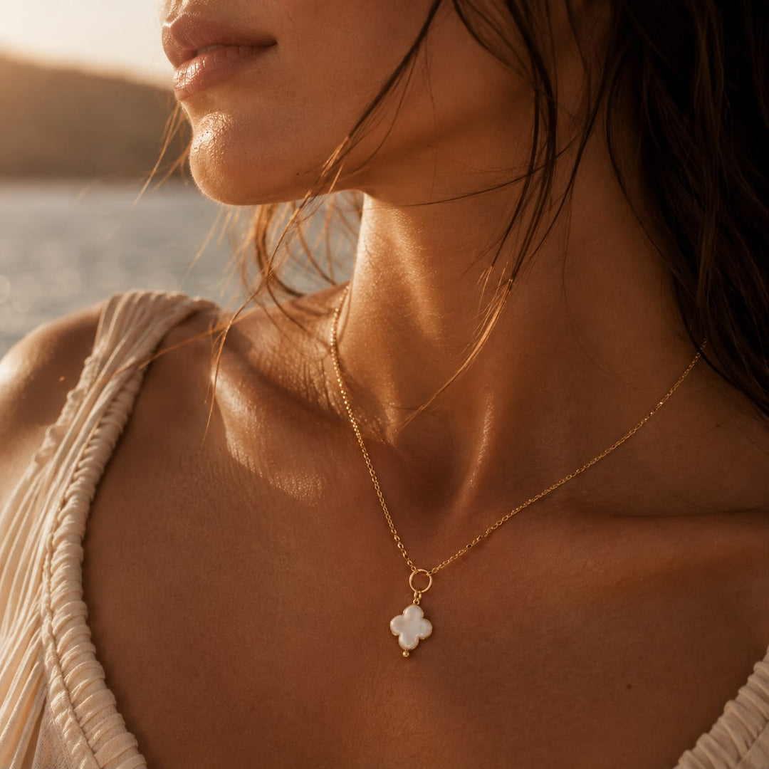 Collar Charm en Hoja de Trébol Celeste