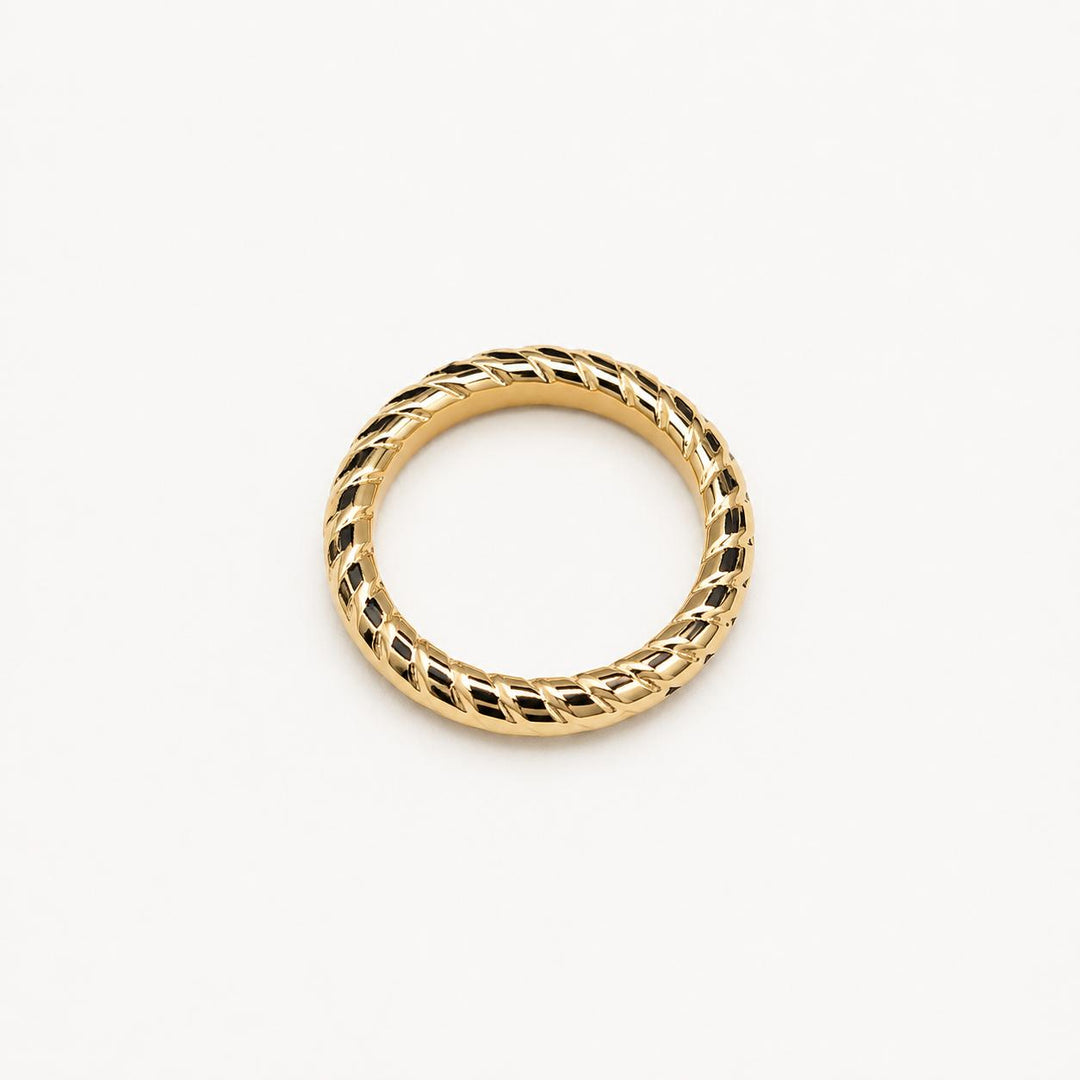 Anillo de oro retorcido esculpido