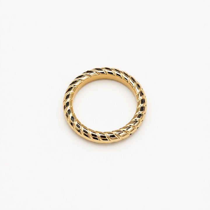 Anillo de oro retorcido esculpido