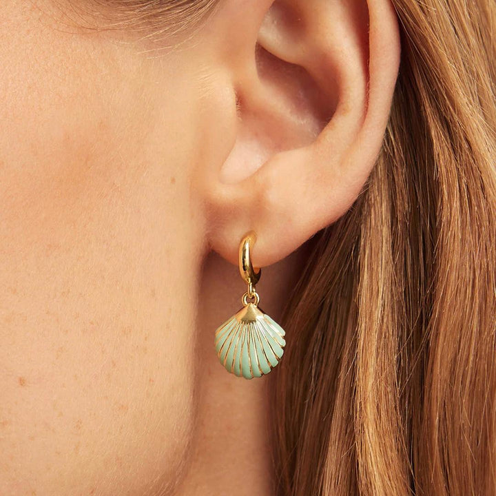 Pendientes Huggie de concha azul azur