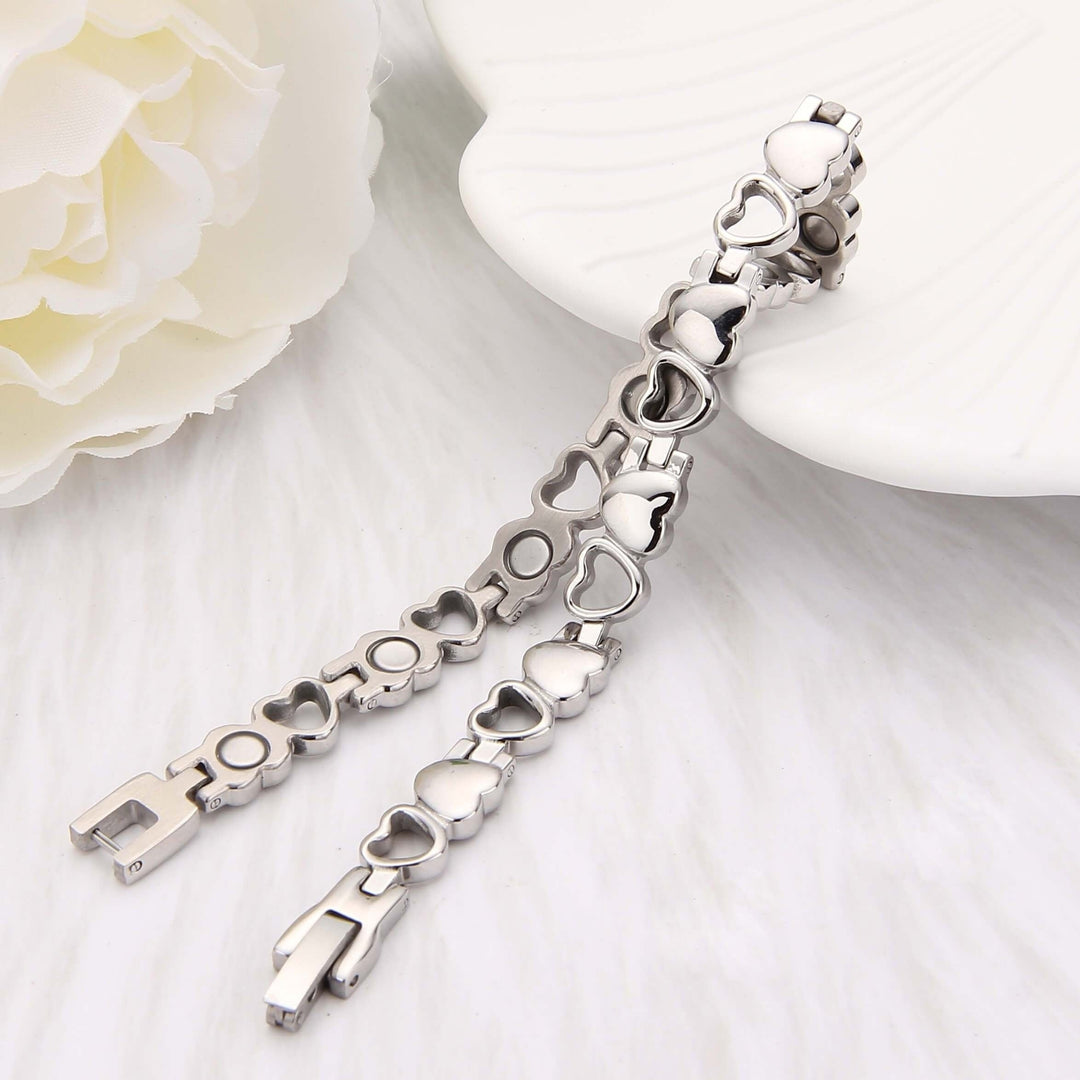 Pulsera refinada de oro blanco con colgante en forma de corazón