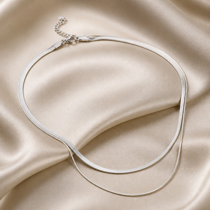 Collar de capas con serpientes en oro blanco