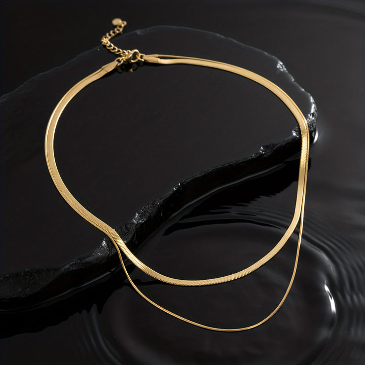 Collar de capas con serpientes en oro blanco