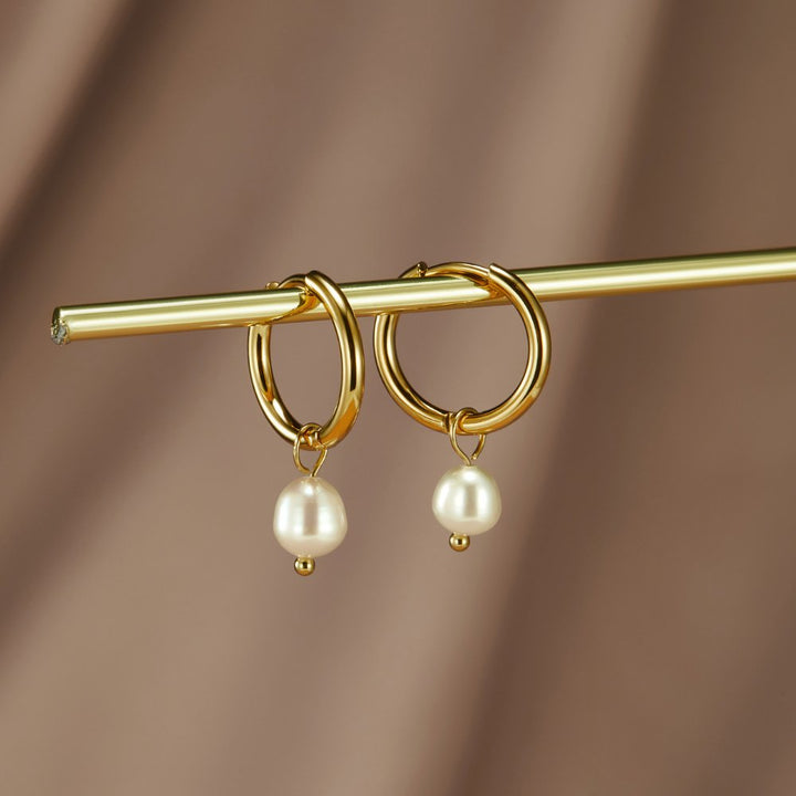 Los Pendientes de Aro Clásicos con Perlas
