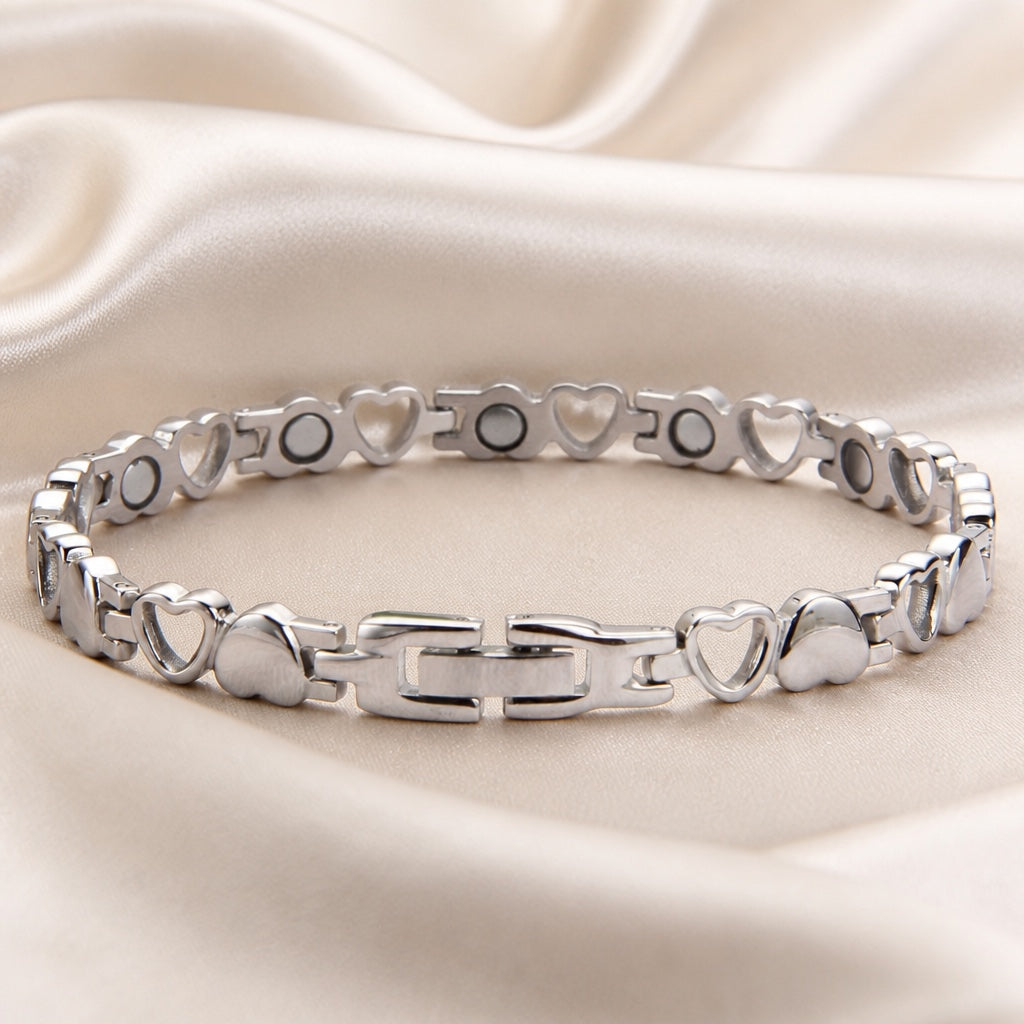Pulsera refinada de oro blanco con colgante en forma de corazón