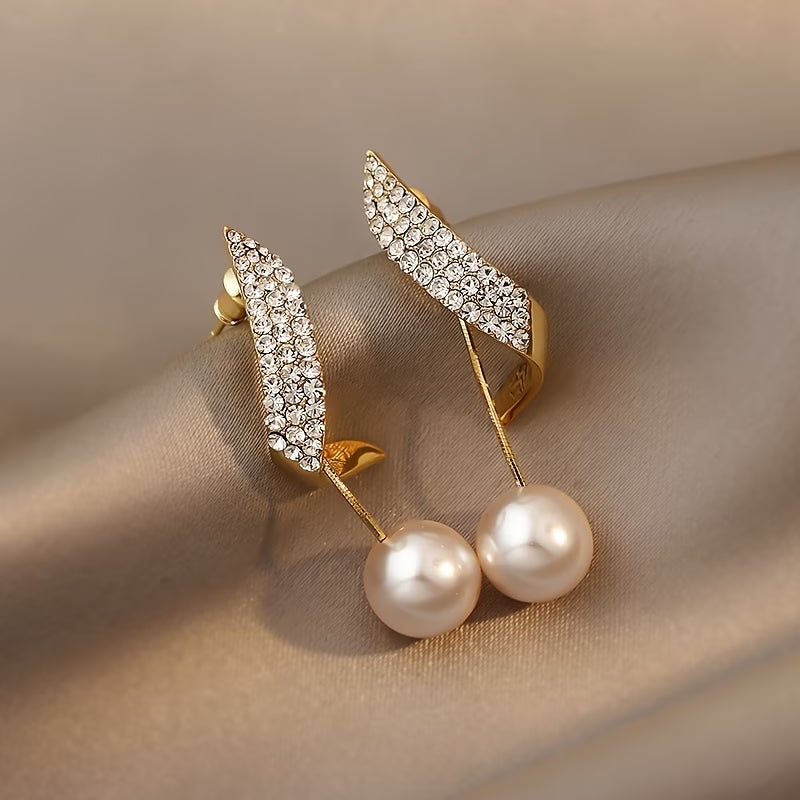Pendientes de perlas de cristal y plumas