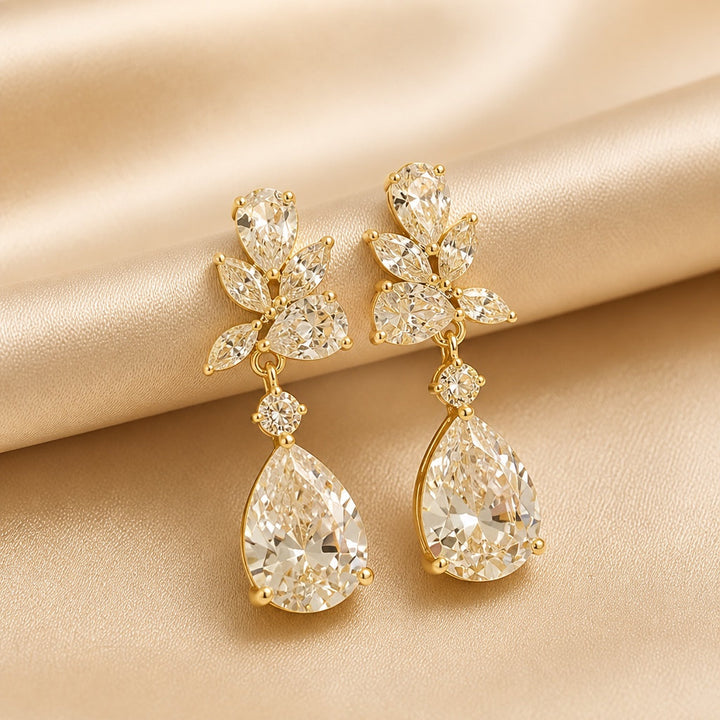 Pendientes en forma de gota con flores de oro blanco