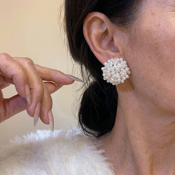 Pendientes de perlas incrustadas elegantes