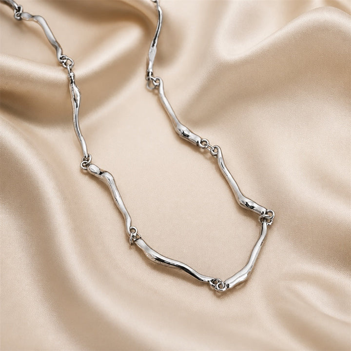 Collar de oro blanco con diseño de olas entrelazadas