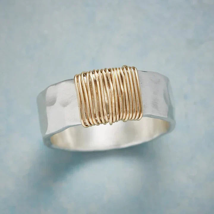 Anillo de oro vintage con hilos de plata