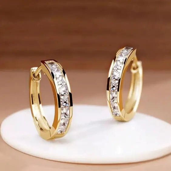 Pendientes elegantes de oro y cristal