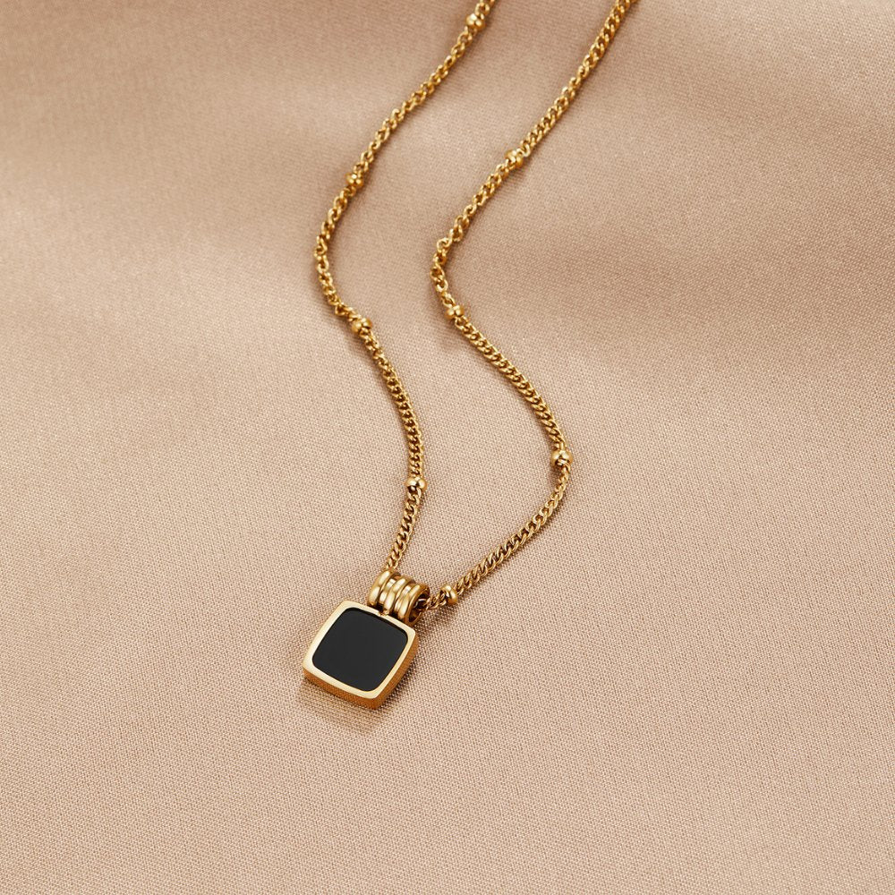 Collar Lucia con colgante negro