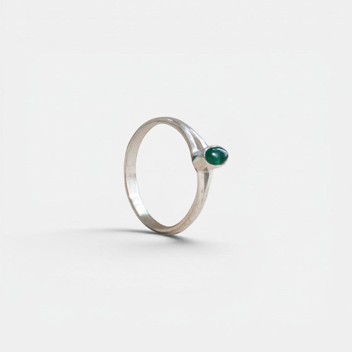 Anillo pequeño de ónice verde con piedra ovalada en plata esterlina 925, hecho a mano