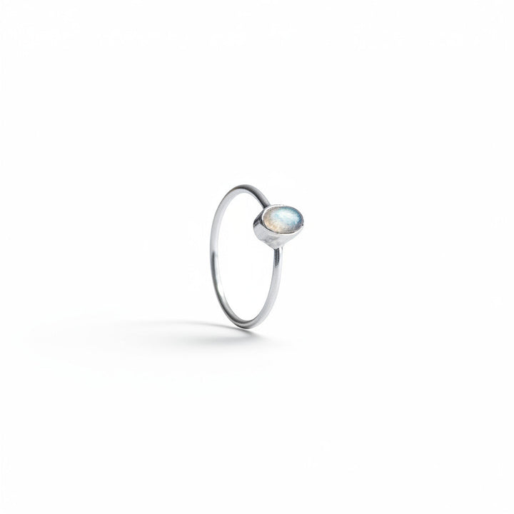 Anillo delicado de Labradorita en Plata Esterlina 925 / Anillo apilable ovalado hecho a mano