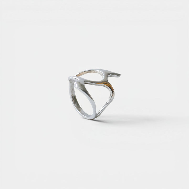 Anillo de plata orgánica con forma tribal – Hecho a mano