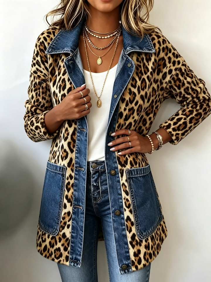 Nora | Chaqueta de mezclilla con panel contrastante de estampado de leopardo