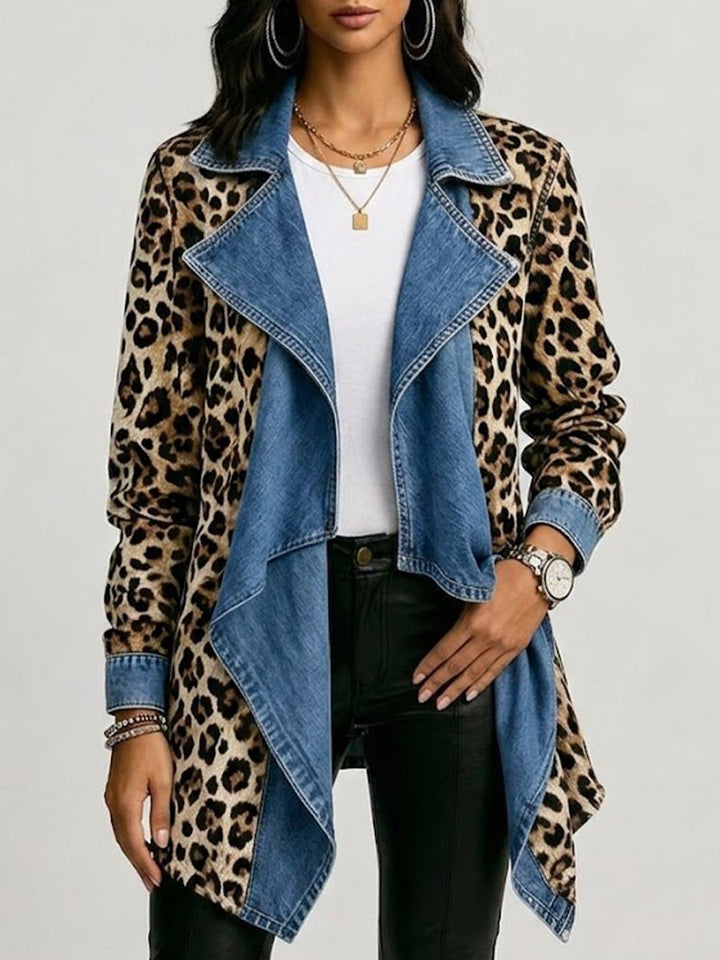 Victoria | Chaqueta de leopardo con panel de denim desgastado de longitud media
