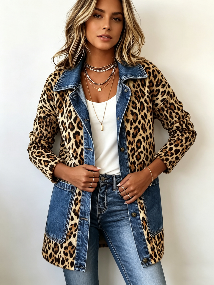 Nora | Chaqueta de mezclilla con panel contrastante de estampado de leopardo