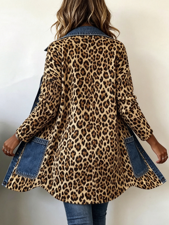 Nora | Chaqueta de mezclilla con panel contrastante de estampado de leopardo