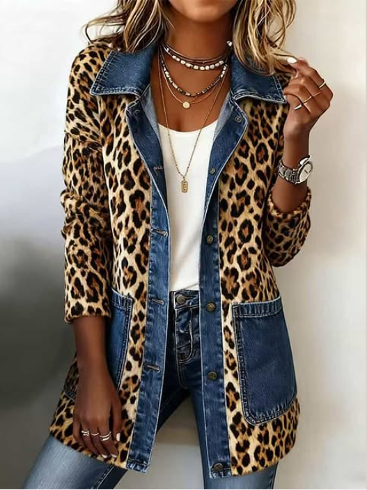 Nora | Chaqueta de mezclilla con panel contrastante de estampado de leopardo