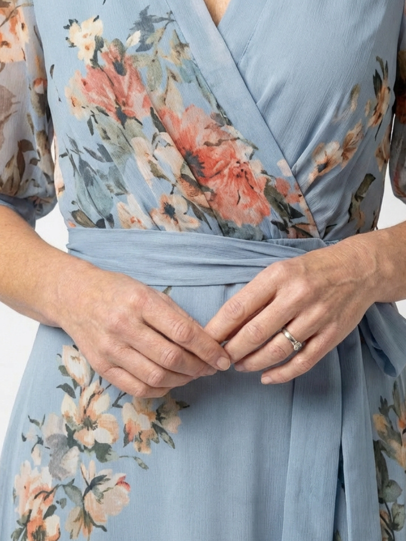 Elowen | Vestido maxi con escote en V y motivos florales